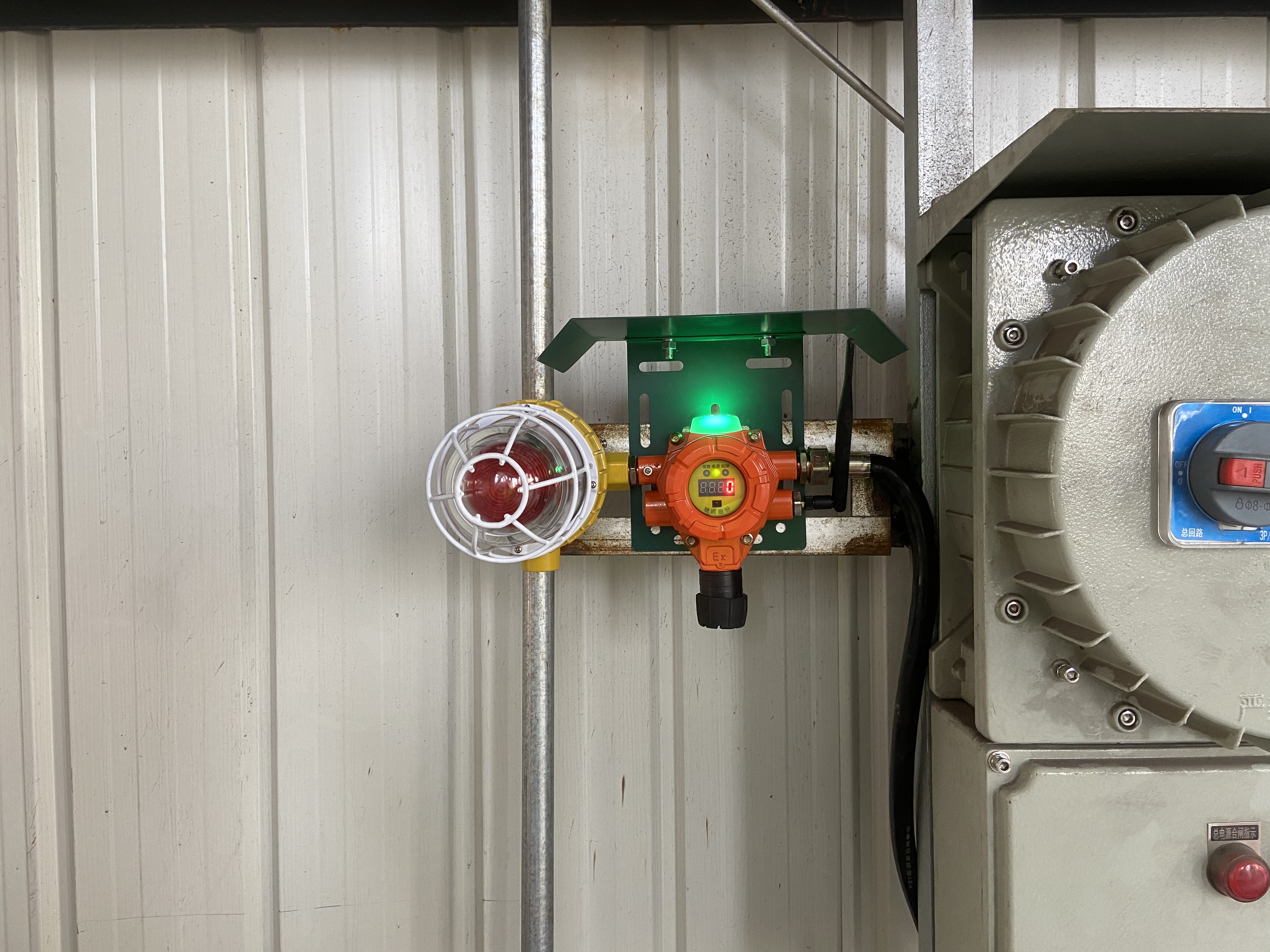 危險(xiǎn)化學(xué)品罐區(qū)安裝氣體探測(cè)器 如何選監(jiān)測(cè)點(diǎn) 怎么裝？